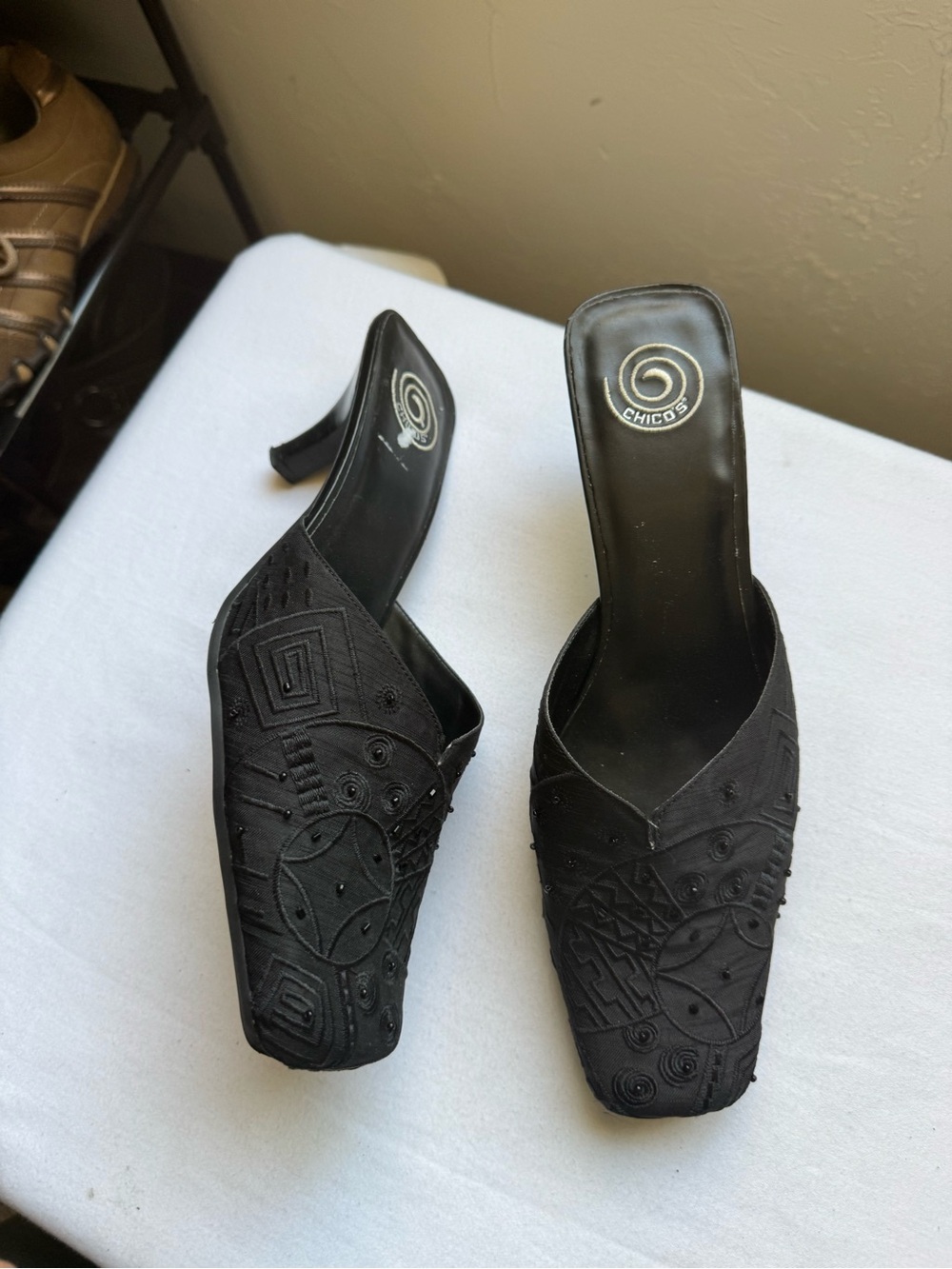 Chico's Vintage Black embroidered kitten heel mules 🖤 Size 8